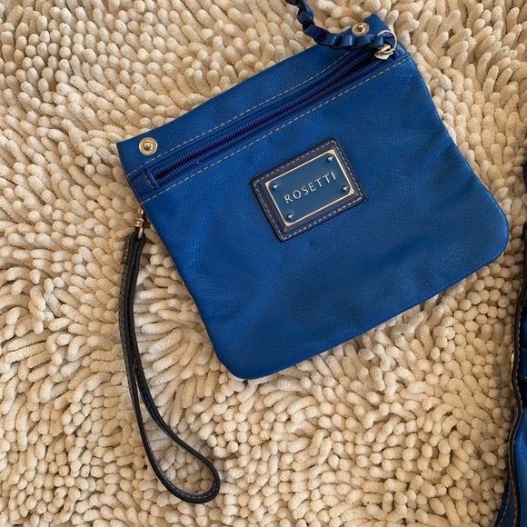 blue shoulder bag with a detachable wristlet 🔥 - Picture 5 of 6